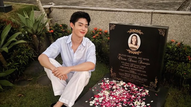 3 Potret Gabriel Prince Saat Ziarah ke Makam Olivia Dewi Soerijo di San Diego Hills